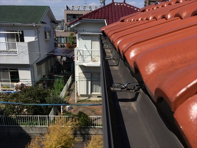 軒先に設置された雨樋